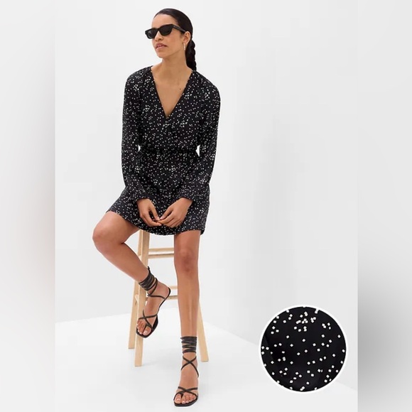 GAP Dresses & Skirts - GAP Black and White Ruched Wrap Dress with V-Neck